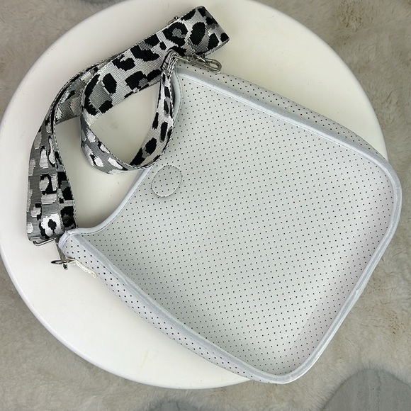 NWOT Ah.dorned White Neoprene Bag with Leopard Pattern Strap - Picture 3 of 8